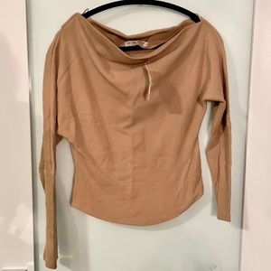 BRAND NWT 🏷️🏷️ FREE PEOPLE OFF SHOULDER LONG SLEEVE TOP SIZE SMALL PALE CAMEL